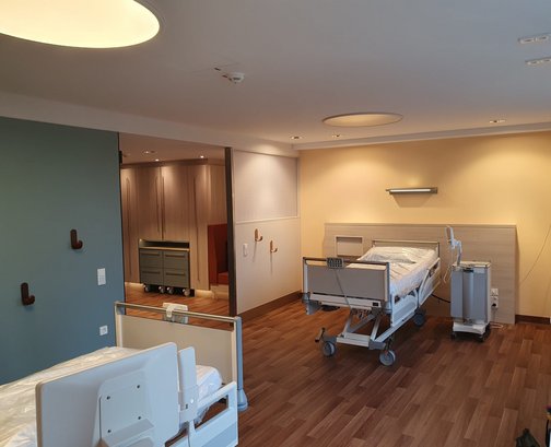 Das Bild zeigt ein Patientenzimmer