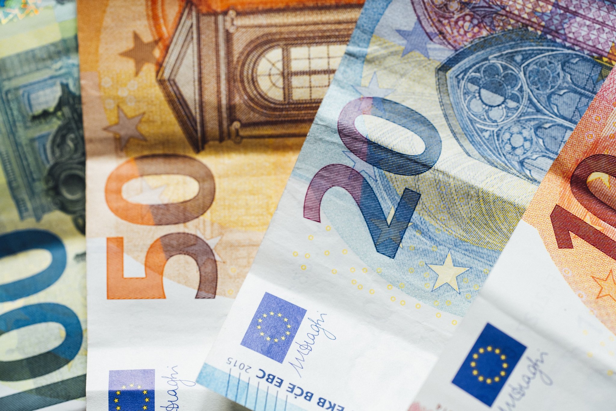 Das Bild zeigt mehrere Euro-Scheine, die übereinander liegen